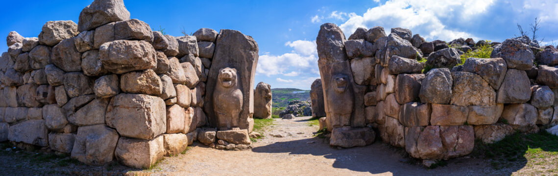 Fototapeta Lion gate of Hattusa ruins, capital of the Hittite Empire from Bronze Age near modern Boğazkale, Turkey, Asia Minor. Hattusa is UNESCO world heritage site