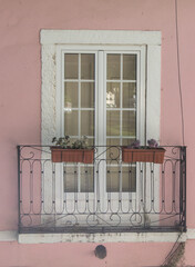 Janelas de Lisboa em prédios antigos e históricos