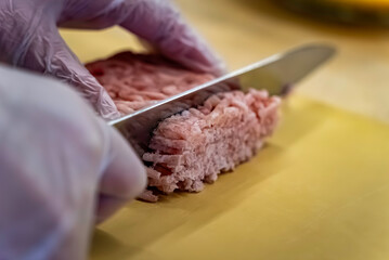 冷凍挽き肉を切る
