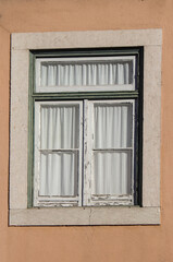 Janelas de Lisboa em prédios antigos e históricos