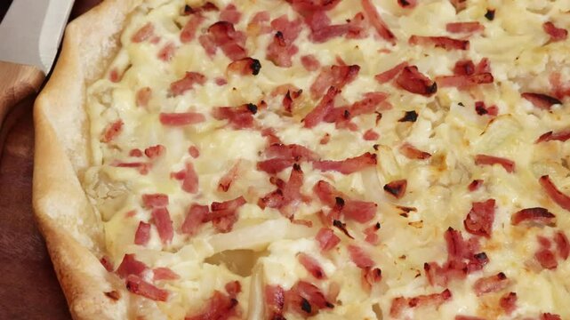 Flammekueche ou tarte flamb&eacute;e, en gros plan