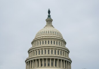 Obraz premium Close up of the united states capitol building dome against a cloudy sky day