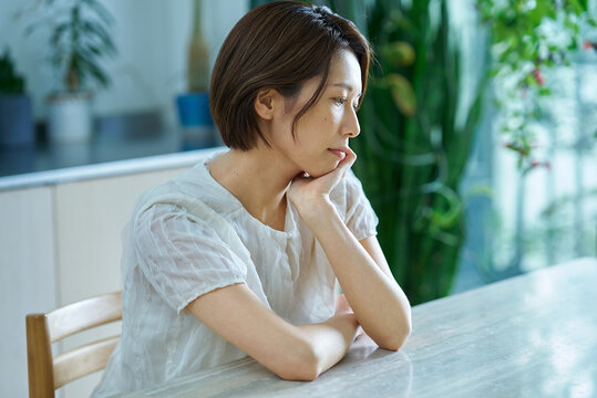 疲れを感じるミドル世代の女性