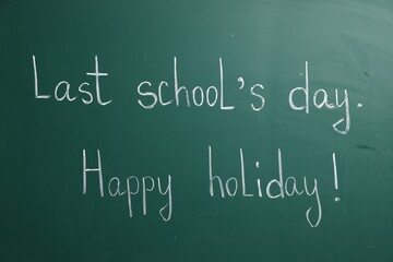 Obraz premium Phrases Last School's Day and Happy Holiday with exclamation mark on blackboard