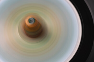 Detalle de un objeto sobre un antiguo disco de vinilo en movimiento