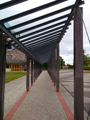 Mit Glasscheiben &uuml;berdachte Pergola