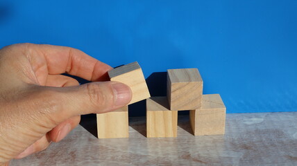 Cubi di legno senza lettere con sfondo blu
