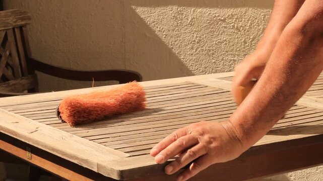 sanding of an outdoor wooden table for subsequent varnishing