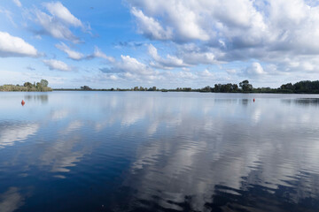 Sky and lake: reflections of blue between quiet and clouds