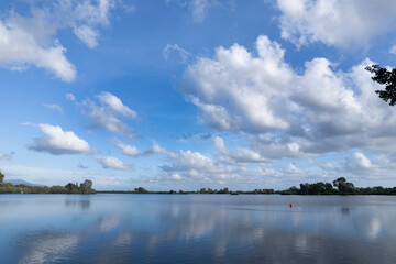Sky and lake: reflections of blue between quiet and clouds