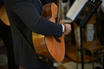 Ragazzo suona la chitarra