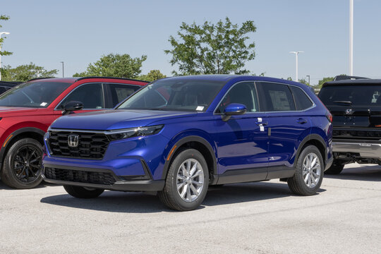 Honda CR-V AWD EX display at a dealership. Honda offers the CRV with a 1.5L Turbocharged 4-Cylinder engine. MY:2025