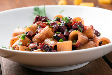 Maccheroni al ragù di polpo, pasta italiana 