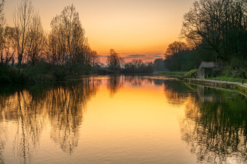 Lever du soleil sur l'eau