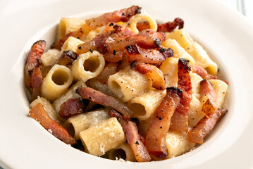 Maccheroni alla gricia, pasta italiana, cucina romana 