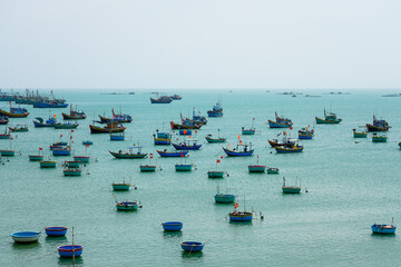 Obraz premium Many small fishing vessels and boats on the coast of the South China Sea in Mui Ne, Vietnam
