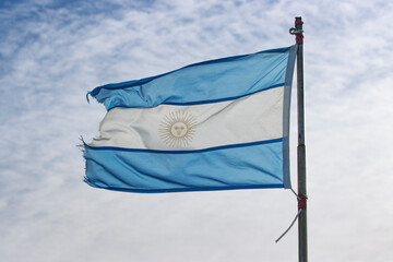 bandera argentina flameando con el viento
