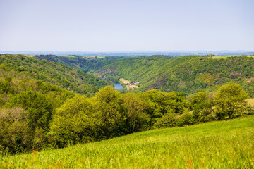 Obraz premium Panorama of the Tarn valley, its forests, and its fields, from the heights around the village of Ambialet
