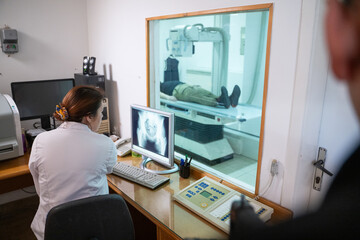 Obraz premium Radiologist Analyzing X-Ray Scans in a Medical Imaging Room.