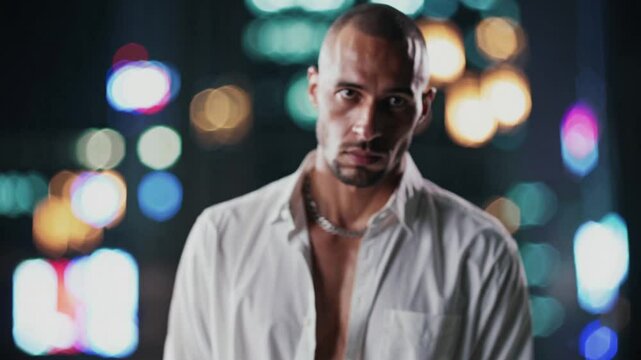 Portrait d&rsquo;un homme dans la ville la nuit, lumi&egrave;re de n&eacute;ons et regard intense