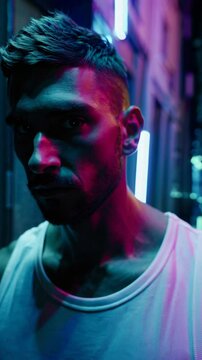 Homme d&eacute;termin&eacute; dans une ruelle n&eacute;on &agrave; Miami, ambiance sombre et urbaine

