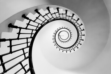 Escalier du Phare de Grave au Verdon sur Mer en noir et blanc en contre-plongée