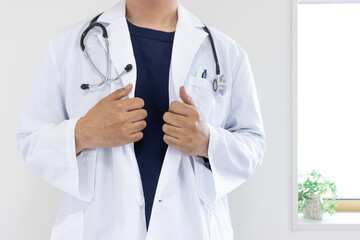 白衣を脱ぐ医者のイメージ（日本人、男性、顔無し、30代）