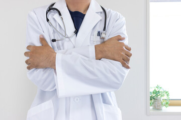 寒がる医者のイメージ（日本人、男性、顔無し、30代）