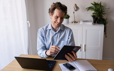 Freelancer organizing daily tasks with efficiency and motivation