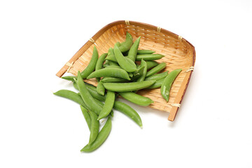 白背景の笊にのせたスナックエンドウ