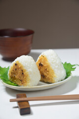 皿に盛った焼き味噌おにぎりと味噌汁