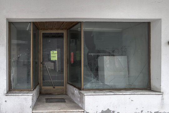 Leere Schaufenster eines geschlossenenen Gesch&auml;fts am Brenner