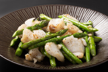 鱈とアスパラガスのガーリックバター焼き