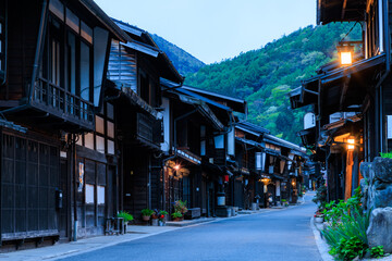 Obraz premium 夜の中山道 奈良井宿 長野県塩尻市 Narai-juku on the Nakasendo road at night. Nagano Pref, Shiojiri City.