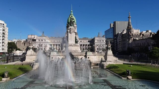Monumento y fuente en el Congreso de la Naci&oacute;n Argentina. Fuente , arco&iacute;ris, d&iacute;a soleado. Patriota, pol&iacute;tica, poder, viajes, turismo, tradici&oacute;n, historia nacional. Argentina. Buenos Aires.