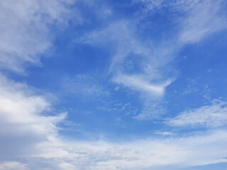 Obraz premium Clear Blue Sky with Soft White Clouds on a Sunny Day