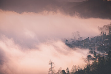Obraz premium Foggy morning in Duoyishu, China, Yunnan. Copy space for text