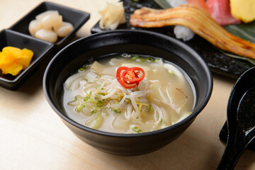 Udon garnished with sliced red peppers
