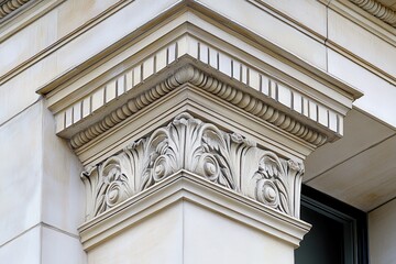 Obraz premium Ornate architectural stone detail shows leafy carving on a building corner. Use this image to showcase classic architecture or historical preservation.