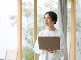 男性　パソコン