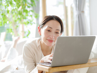 女性　パソコン