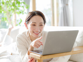 女性　パソコン