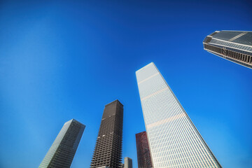 Obraz premium Stunning Urban Skyline Under a Clear Blue Sky with Towering Skyscrapers