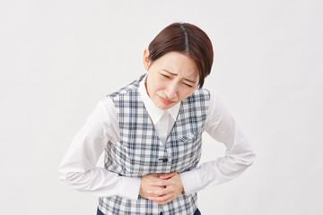 女性　事務員　腹痛　白背景