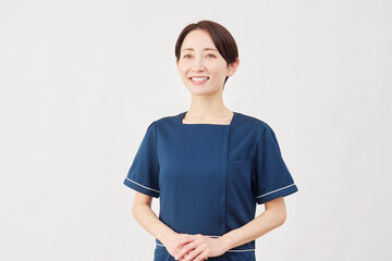 女性　美容看護師　ポートレート　目線無し　白背景