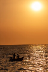 Sol implacable sobre pescador