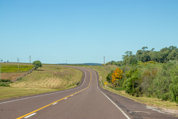 carretera con corvas pronunciadas