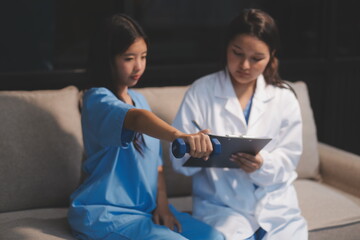 Obraz premium Unrecognizable uses blue hand weight during physical therapy session
