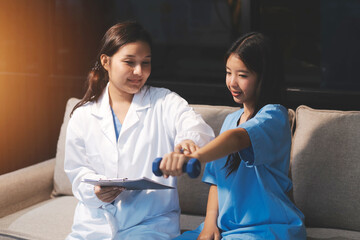 Obraz premium Unrecognizable uses blue hand weight during physical therapy session