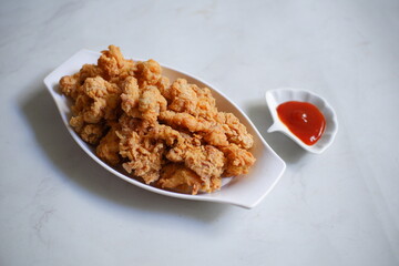 bowl of crispy fried chicken with sauce 
